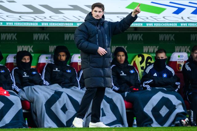 22 November 2025, Bavaria, Augsburg: Hamburger's coach Merlin Polzin gestures during the German Bundesliga soccer match between FC Augsburg and Hamburger SV at the WWK-Arena. Photo: Tom Weller/dpa - IMPORTANT NOTICE: DFL and DFB regulations prohibit any use of photographs as image sequences and/or quasi-video.