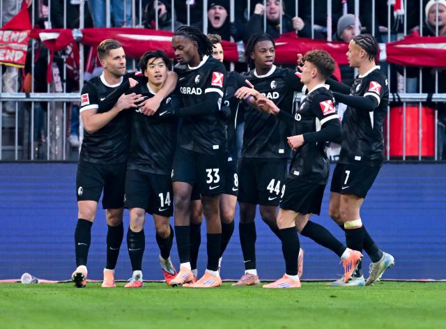 22 November 2025, Bavaria, Munich: Freiburg's Yuito Suzuki (2nd L) celebrates scoring his side's first goal with teammates during the German Bundesliga soccer match between Bayern Munich and SC Freiburg at the Allianz Arena. Photo: Sven Hoppe/dpa - IMPORTANT NOTICE: DFL and DFB regulations prohibit any use of photographs as image sequences and/or quasi-video.