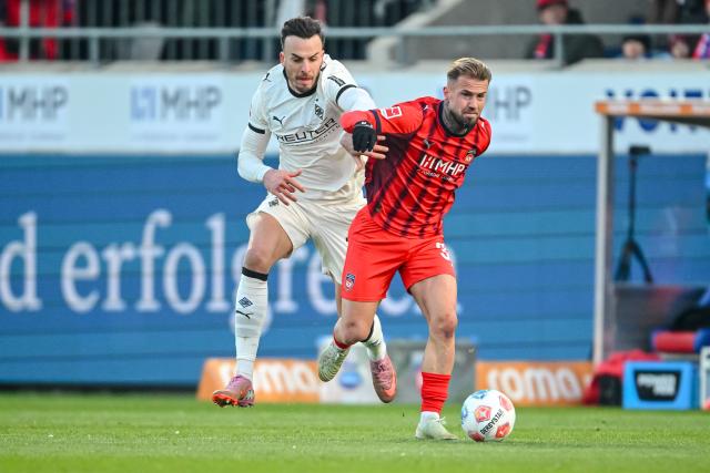 22 November 2025, Baden-Württemberg, Heidenheim: Moenchengladbach's Haris Tabakovic in action against Heidenheim's Niklas Dorsch during the German Bundesliga soccer match between FC Heidenheim and Borussia Moenchengladbach at the Voith-Arena. Photo: Harry Langer/dpa - IMPORTANT NOTICE: DFL and DFB regulations prohibit any use of photographs as image sequences and/or quasi-video.