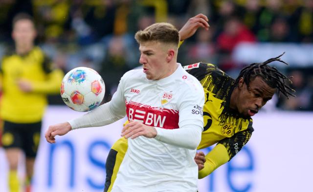 22 November 2025, North Rhine-Westphalia, Dortmund: Borussia Dortmund's Carney Chukwuemeka and VfB Stuttgart's Finn Jeltsch battle for the ball during the German Bundesliga soccer match between Borussia Dortmund and VfB Stuttgart at the Signal Iduna Park. Photo: Bernd Thissen/dpa - IMPORTANT NOTICE: DFL and DFB regulations prohibit any use of photographs as image sequences and/or quasi-video.