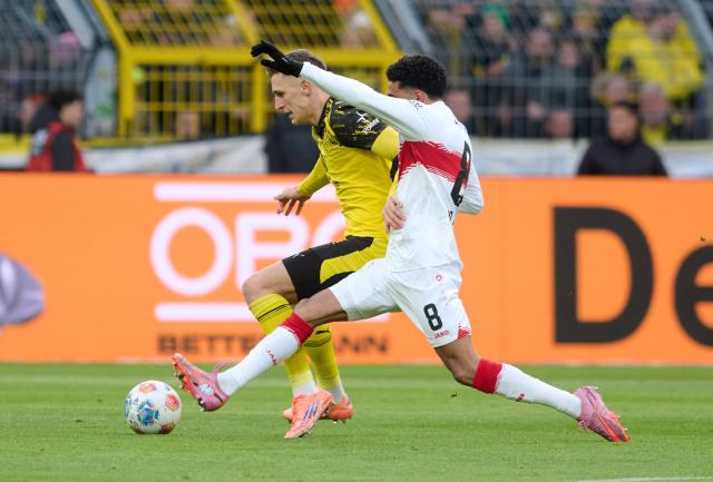 22 November 2025, North Rhine-Westphalia, Dortmund: Borussia Dortmund's Nico Schlotterbeck (L) and Stuttgart's Tiago Tomas battle for the ball during the German Bundesliga soccer match between Borussia Dortmund and VfB Stuttgart at the Signal Iduna Park. Photo: Bernd Thissen/dpa - IMPORTANT NOTICE: DFL and DFB regulations prohibit any use of photographs as image sequences and/or quasi-video.