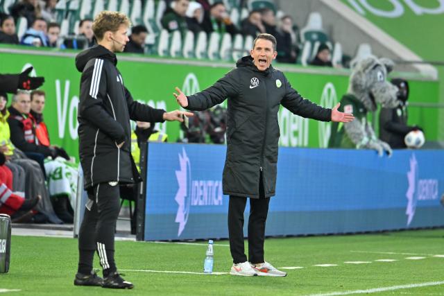 22 November 2025, Wolfsburg: Wolfsburg coach Daniel Bauer discusses with fourth official Jarno Wienefeld during the German Bundesliga soccer match between VfL Wolfsburg and Bayer Leverkusen at the Volkswagen Arena. Photo: Swen Pförtner/dpa - IMPORTANT NOTICE: DFL and DFB regulations prohibit any use of photographs as image sequences and/or quasi-video.