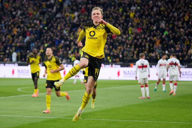22 November 2025, North Rhine-Westphalia, Dortmund: Borussia Dortmund's Maximilian Beier celebrates scoring his side's second goal during the German Bundesliga soccer match between Borussia Dortmund and VfB Stuttgart at the Signal Iduna Park. Photo: Bernd Thissen/dpa - IMPORTANT NOTICE: DFL and DFB regulations prohibit any use of photographs as image sequences and/or quasi-video.