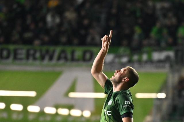 22 November 2025, Wolfsburg: Wolfsburg's Denis Vavro celebrates scoring his side's first goal during the German Bundesliga soccer match between VfL Wolfsburg and Bayer Leverkusen at the Volkswagen Arena. Photo: Swen Pförtner/dpa - IMPORTANT NOTICE: DFL and DFB regulations prohibit any use of photographs as image sequences and/or quasi-video.