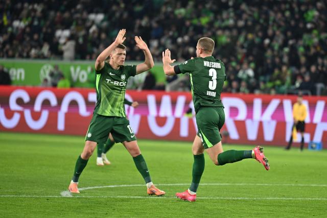 22 November 2025, Wolfsburg: Wolfsburg's Denis Vavro celebrates scoring his side's first goal with teammate Dzenan Pejcinovic during the German Bundesliga soccer match between VfL Wolfsburg and Bayer Leverkusen at the Volkswagen Arena. Photo: Swen Pförtner/dpa - IMPORTANT NOTICE: DFL and DFB regulations prohibit any use of photographs as image sequences and/or quasi-video.
