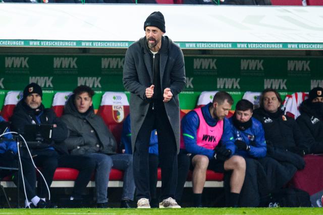 22 November 2025, Bavaria, Augsburg: Augsburg coach Sandro Wagner gestures on the sidelines during the German Bundesliga soccer match between FC Augsburg and Hamburger SV at the WWK-Arena. Photo: Tom Weller/dpa - IMPORTANT NOTICE: DFL and DFB regulations prohibit any use of photographs as image sequences and/or quasi-video.