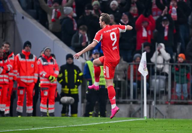 22 November 2025, Bavaria, Munich: Bayern Munich's Harry Kane celebrates scoring his side's fourth goal during the German Bundesliga soccer match between Bayern Munich and SC Freiburg at the Allianz Arena. Photo: Sven Hoppe/dpa - IMPORTANT NOTICE: DFL and DFB regulations prohibit any use of photographs as image sequences and/or quasi-video.