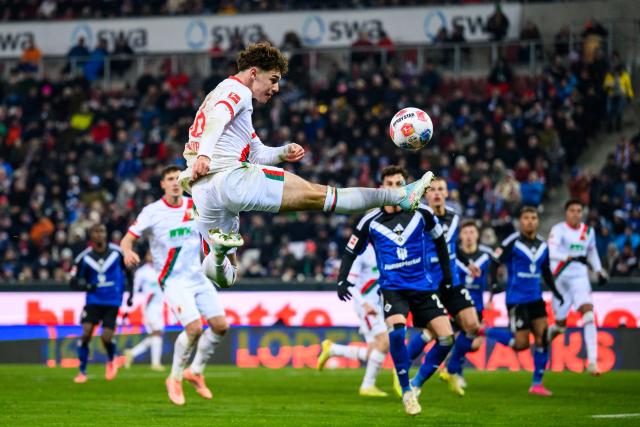 22 November 2025, Bavaria, Augsburg: Augsburg's Mert Koemuer in action during the German Bundesliga soccer mat
ch between FC Augsburg and Hamburger SV at the WWK-Arena. Photo: Tom Weller/dpa - IMPORTANT NOTICE: DFL and DFB regulations prohibit any use of photographs as image sequences and/or quasi-video.