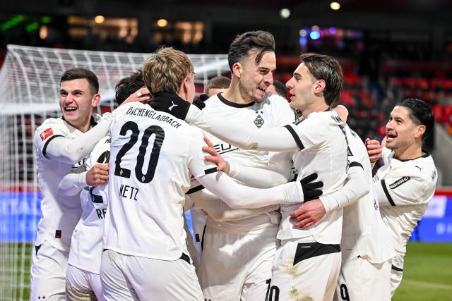22 November 2025, Baden-Württemberg, Heidenheim: Moenchengladbach's Haris Tabakovic (C) celebrates scoring his side's second goal with teammates during the German Bundesliga soccer match between FC Heidenheim and Borussia Moenchengladbach at the Voith-Arena. Photo: Harry Langer/dpa - IMPORTANT NOTICE: DFL and DFB regulations prohibit any use of photographs as image sequences and/or quasi-video.