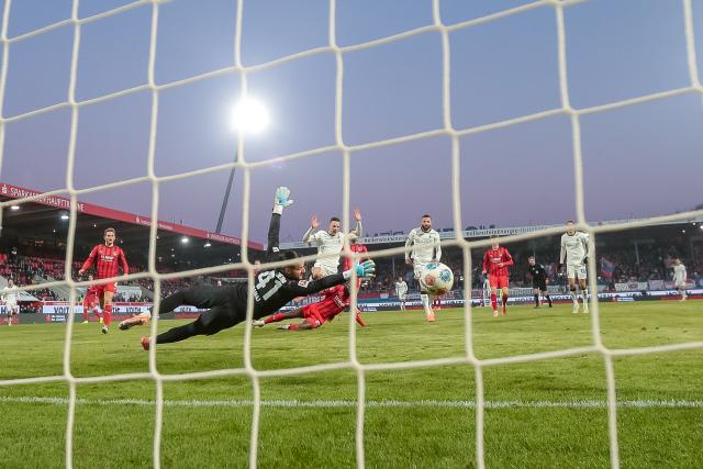 22 November 2025, Baden-Württemberg, Heidenheim: Moenchengladbach's Haris Tabakovic scores his side's second goal during the German Bundesliga soccer match between FC Heidenheim and Borussia Moenchengladbach at the Voith-Arena. Photo: Harry Langer/dpa - IMPORTANT NOTICE: DFL and DFB regulations prohibit any use of photographs as image sequences and/or quasi-video.