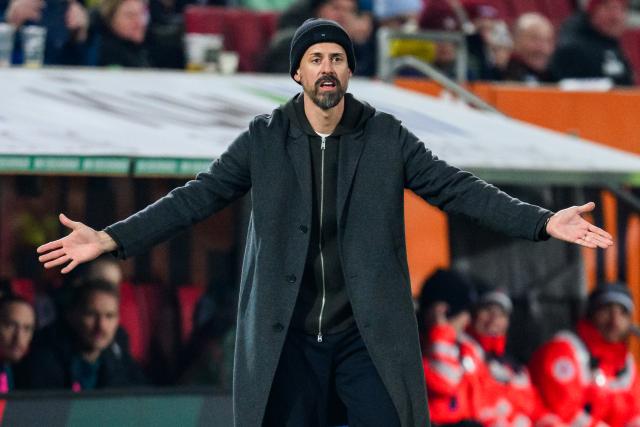 22 November 2025, Bavaria, Augsburg: Hamburger coach Sandro Wagner gestures during the German Bundesliga soccer mat
ch between FC Augsburg and Hamburger SV at the WWK-Arena. Photo: Tom Weller/dpa - IMPORTANT NOTICE: DFL and DFB regulations prohibit any use of photographs as image sequences and/or quasi-video.