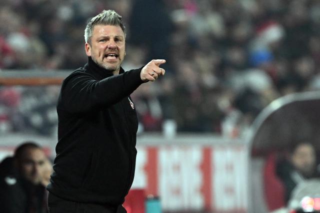 22 November 2025, North Rhine-Westphalia, Cologne: Cologne coach Lukasz Kwasniok gives instructions on the touchline during the German Bundesliga soccer match between 1. FC Cologne and Eintracht Frankfurt at the RheinEnergieStadion. Photo: Federico Gambarini/dpa - IMPORTANT NOTICE: DFL and DFB regulations prohibit any use of photographs as image sequences and/or quasi-video.