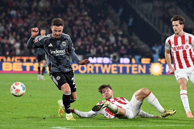 22 November 2025, North Rhine-Westphalia, Cologne: Cologne's Jan Thielmann and Eintracht Frankfurt's Mario Goetze battle for the ball during the German Bundesliga soccer match between 1. FC Cologne and Eintracht Frankfurt at the RheinEnergieStadion. Photo: Federico Gambarini/dpa - IMPORTANT NOTICE: DFL and DFB regulations prohibit any use of photographs as image sequences and/or quasi-video.