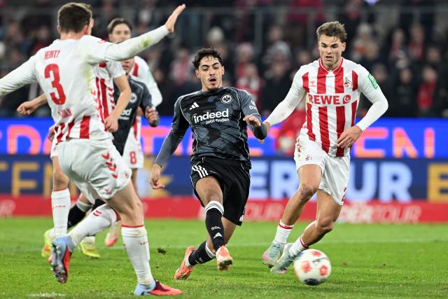 22 November 2025, North Rhine-Westphalia, Cologne: Cologne's Joeel Schmied (R) and Eintracht Frankfurt's Fares Chaibi  battle for the ball during the German Bundesliga soccer match between 1. FC Cologne and Eintracht Frankfurt at the RheinEnergieStadion. Photo: Federico Gambarini/dpa - IMPORTANT NOTICE: DFL and DFB regulations prohibit any use of photographs as image sequences and/or quasi-video.