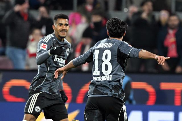 22 November 2025, North Rhine-Westphalia, Cologne: Eintracht Frankfurt's Ansgar Knauff and Mahmoud Dahoud celebrate their second goal during the German Bundesliga soccer match between 1. FC Cologne and Eintracht Frankfurt at the RheinEnergieStadion. Photo: Federico Gambarini/dpa - IMPORTANT NOTICE: DFL and DFB regulations prohibit any use of photographs as image sequences and/or quasi-video.