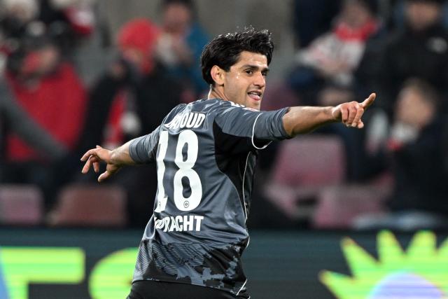 22 November 2025, North Rhine-Westphalia, Cologne: Eintracht Frankfurt's Mahmoud Dahoud celebrates scoring his side's second goal during the German Bundesliga soccer match between 1. FC Cologne and Eintracht Frankfurt at the RheinEnergieStadion. Photo: Federico Gambarini/dpa - IMPORTANT NOTICE: DFL and DFB regulations prohibit any use of photographs as image sequences and/or quasi-video.