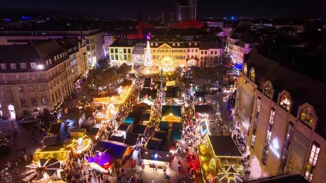 PRODUCTION - 22 November 2025, North Rhine-Westphalia, Bonn: A view at the Christmas market in Bonn. Photo: Benjamin Westhoff/dpa