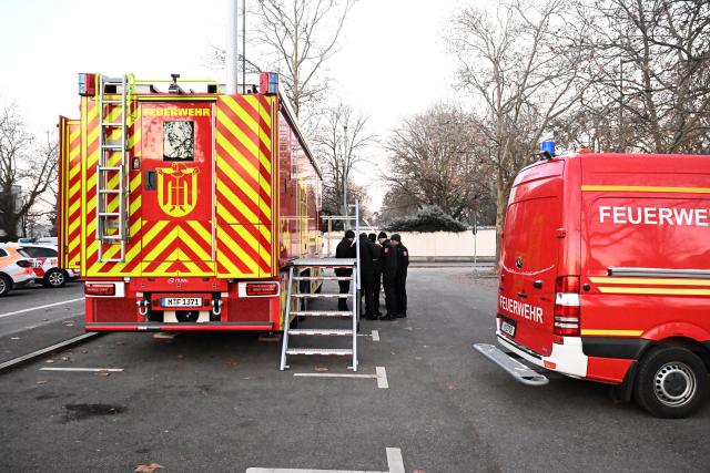 23 November 2025, Bavaria, Munich: Emergency vehicles at the Westfriedhof cemetery before defusing an aerial bomb with evacuation. The plan is to evacuate around 7,000 people. According to the fire department, a radius of 700 meters around the site on the edge of the Westfriedhof cemetery in the Moosach district is affected. Photo: Felix Hörhager/dpa