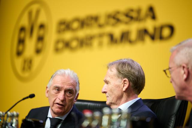 23 November 2025, North Rhine-Westphalia, Dortmund: Borussia Dortmund acting President Reinhold Lunow (l) and his designated successor, Managing Director Hans-Joachim Watzke, talk on the podium during Borussia Dortmund general meeting. Photo: Bernd Thissen/dpa