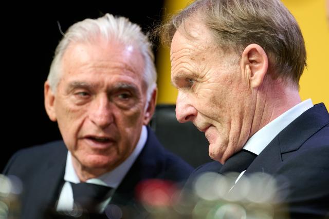 23 November 2025, North Rhine-Westphalia, Dortmund: Borussia Dortmund acting President Reinhold Lunow (l) and his designated successor, Managing Director Hans-Joachim Watzke, talk on the podium. Photo: Bernd Thissen/dpa