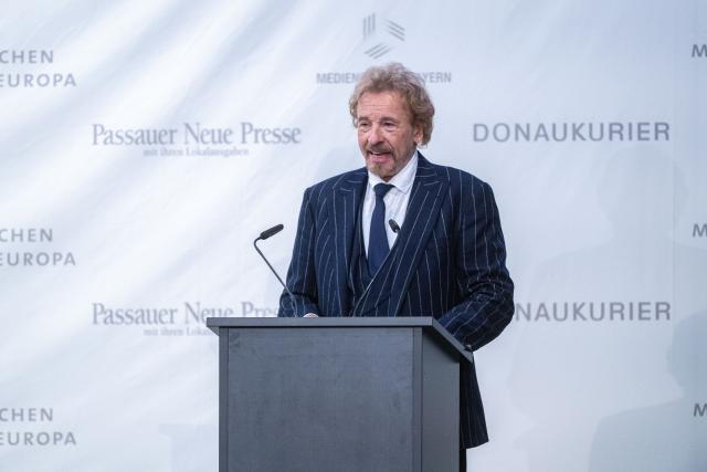 23 November 2025, Bavaria, Passau: Thomas Gottschalk, show host, holds the laudatory speech before the presentation of the "People in Europe" award. The prize is awarded by the Passauer Neue Presse (PNP). Photo: Armin Weigel/dpa