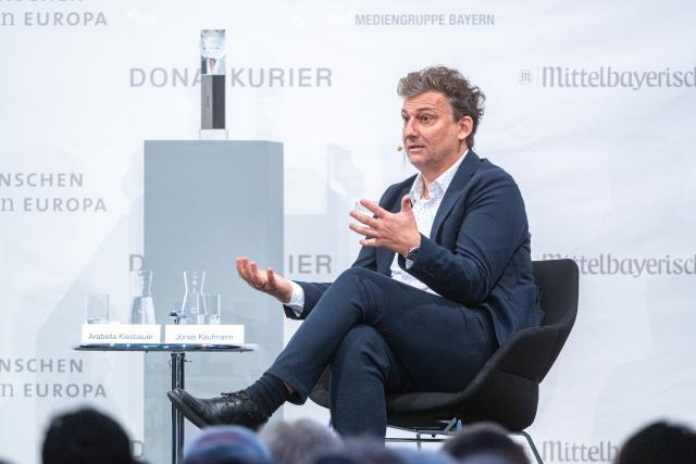 23 November 2025, Bavaria, Passau: Jonas Kaufmann, tenor, speaks before the presentation of the "People in Europe" award. The prize is awarded by the Passauer Neue Presse (PNP). Photo: Armin Weigel/dpa