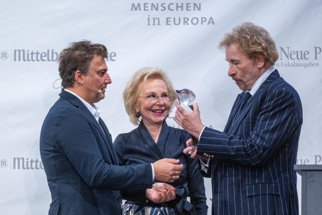 23 November 2025, Bavaria, Passau: Jonas Kaufmann (l-r), tenor, receives the "Menschen in Europa" award from Angelika Diekmann, publisher of Passauer Neue Presse, and Thomas Gottschalk, show host. The prize is awarded by the Passauer Neue Presse (PNP). Photo: Armin Weigel/dpa
