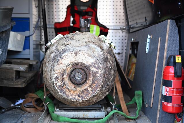 23 November 2025, Bavaria, Munich: The defused bomb lies in a vehicle near the Westfriedhof cemetery. Around 7,000 people were affected by the evacuation. Photo: Felix Hörhager/dpa