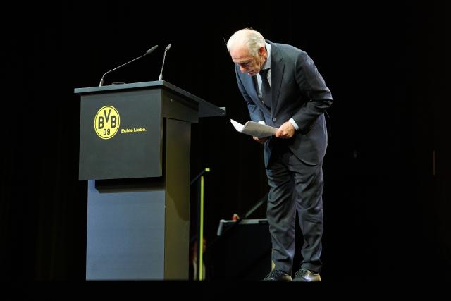 23 November 2025, North Rhine-Westphalia, Dortmund: Borussia Dortmund outgoing president Reinhold Lunow takes a bow after his last speech as president. during Borussia Dortmund general meeting. Photo: Bernd Thissen/dpa