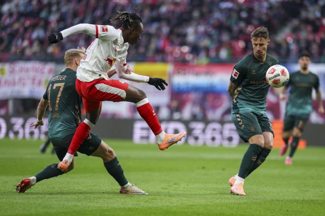 23 November 2025, Saxony, Leipzig: Leipzig's Yan Diomande (C) battles for the ball with Werder Bremen's Marco Gruell (L) and Marco Friedl (R) during the German Bundesliga soccer match between RB Leipzig and Werder Bremen at Red Bull Arena. Photo: Jan Woitas/dpa - WICHTIGER HINWEIS: Gemäß den Vorgaben der DFL Deutsche Fußball Liga bzw. des DFB Deutscher Fußball-Bund ist es untersagt, in dem Stadion und/oder vom Spiel angefertigte Fotoaufnahmen in Form von Sequenzbildern und/oder videoähnlichen Fotostrecken zu verwerten bzw. verwerten zu lassen.