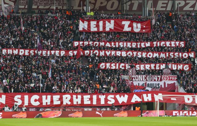 23 November 2025, Saxony, Leipzig: Fans protest against stricter security rules during the German Bundesliga soccer match between RB Leipzig and Werder Bremen at Red Bull Arena. Photo: Jan Woitas/dpa - WICHTIGER HINWEIS: Gemäß den Vorgaben der DFL Deutsche Fußball Liga bzw. des DFB Deutscher Fußball-Bund ist es untersagt, in dem Stadion und/oder vom Spiel angefertigte Fotoaufnahmen in Form von Sequenzbildern und/oder videoähnlichen Fotostrecken zu verwerten bzw. verwerten zu lassen.