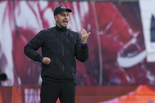 23 November 2025, Saxony, Leipzig: RB Leipzig coach Ole Werner gestures on the touchline during the German Bundesliga soccer match between RB Leipzig and Werder Bremen at Red Bull Arena. Photo: Jan Woitas/dpa - WICHTIGER HINWEIS: Gemäß den Vorgaben der DFL Deutsche Fußball Liga bzw. des DFB Deutscher Fußball-Bund ist es untersagt, in dem Stadion und/oder vom Spiel angefertigte Fotoaufnahmen in Form von Sequenzbildern und/oder videoähnlichen Fotostrecken zu verwerten bzw. verwerten zu lassen.