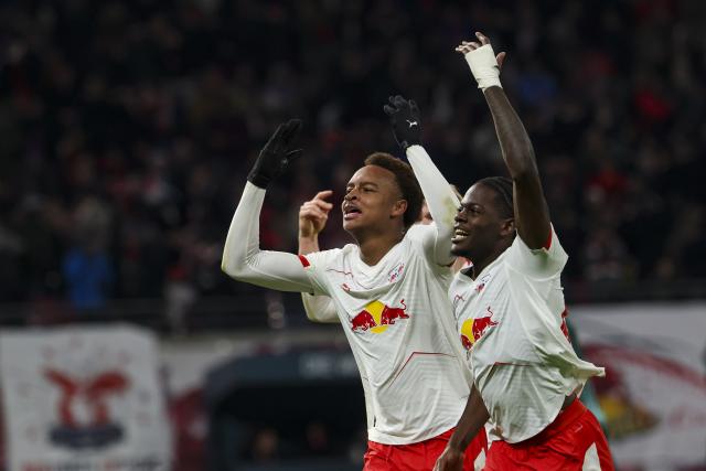 23 November 2025, Saxony, Leipzig: Leipzig's Assan Ouedraogo (L) celebrates scoring his side's first goal with teammate Castello Lukeba during the German Bundesliga soccer match between RB Leipzig and Werder Bremen at Red Bull Arena. Photo: Jan Woitas/dpa - WICHTIGER HINWEIS: Gemäß den Vorgaben der DFL Deutsche Fußball Liga bzw. des DFB Deutscher Fußball-Bund ist es untersagt, in dem Stadion und/oder vom Spiel angefertigte Fotoaufnahmen in Form von Sequenzbildern und/oder videoähnlichen Fotostrecken zu verwerten bzw. verwerten zu lassen.