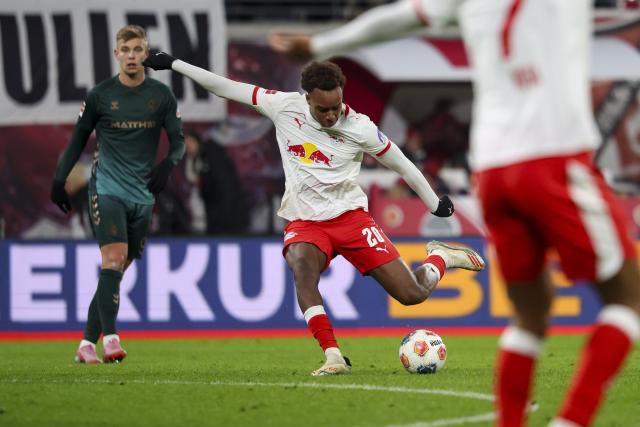 23 November 2025, Saxony, Leipzig: Leipzig's Assan Ouedraogo (C) scores his side's first goal during the German Bundesliga soccer match between RB Leipzig and Werder Bremen at Red Bull Arena. Photo: Jan Woitas/dpa - WICHTIGER HINWEIS: Gemäß den Vorgaben der DFL Deutsche Fußball Liga bzw. des DFB Deutscher Fußball-Bund ist es untersagt, in dem Stadion und/oder vom Spiel angefertigte Fotoaufnahmen in Form von Sequenzbildern und/oder videoähnlichen Fotostrecken zu verwerten bzw. verwerten zu lassen.