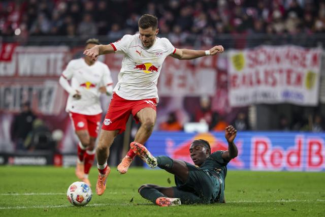 23 November 2025, Saxony, Leipzig: Leipzig's Christoph Baumgartner (L) and Werder Bremen's Karim Coulibaly battle for the ball during the German Bundesliga soccer match between RB Leipzig and Werder Bremen at Red Bull Arena. Photo: Jan Woitas/dpa - WICHTIGER HINWEIS: Gemäß den Vorgaben der DFL Deutsche Fußball Liga bzw. des DFB Deutscher Fußball-Bund ist es untersagt, in dem Stadion und/oder vom Spiel angefertigte Fotoaufnahmen in Form von Sequenzbildern und/oder videoähnlichen Fotostrecken zu verwerten bzw. verwerten zu lassen.