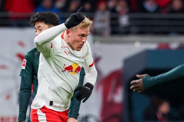 23 November 2025, Saxony, Leipzig: Leipzig's Xaver Schlager celebrates scoring his side's second goal during the German Bundesliga soccer match between RB Leipzig and Werder Bremen at Red Bull Arena. Photo: Jan Woitas/dpa - WICHTIGER HINWEIS: Gemäß den Vorgaben der DFL Deutsche Fußball Liga bzw. des DFB Deutscher Fußball-Bund ist es untersagt, in dem Stadion und/oder vom Spiel angefertigte Fotoaufnahmen in Form von Sequenzbildern und/oder videoähnlichen Fotostrecken zu verwerten bzw. verwerten zu lassen.