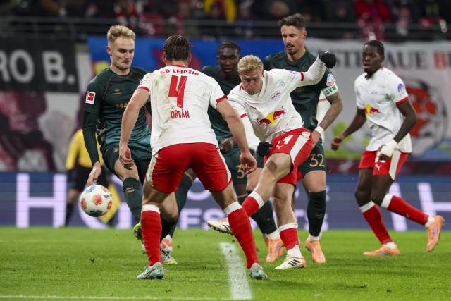 23 November 2025, Saxony, Leipzig: Leipzig's Xaver Schlager (C) scores his side's second goal during the German Bundesliga soccer match between RB Leipzig and Werder Bremen at Red Bull Arena. Photo: Jan Woitas/dpa - WICHTIGER HINWEIS: Gemäß den Vorgaben der DFL Deutsche Fußball Liga bzw. des DFB Deutscher Fußball-Bund ist es untersagt, in dem Stadion und/oder vom Spiel angefertigte Fotoaufnahmen in Form von Sequenzbildern und/oder videoähnlichen Fotostrecken zu verwerten bzw. verwerten zu lassen.