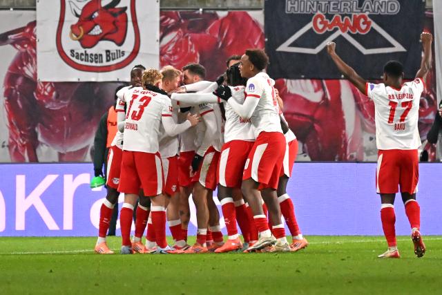 23 November 2025, Saxony, Leipzig: Leipzig players celebrate their side's second goal during the German Bundesliga soccer match between RB Leipzig and Werder Bremen at Red Bull Arena. Photo: Jennifer Brückner/dpa - WICHTIGER HINWEIS: Gemäß den Vorgaben der DFL Deutsche Fußball Liga bzw. des DFB Deutscher Fußball-Bund ist es untersagt, in dem Stadion und/oder vom Spiel angefertigte Fotoaufnahmen in Form von Sequenzbildern und/oder videoähnlichen Fotostrecken zu verwerten bzw. verwerten zu lassen.
