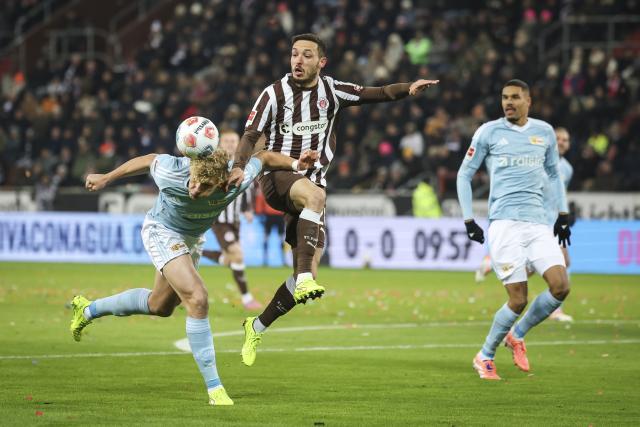 23 November 2025, Hamburg: Union Berlin's Tom Rothe (L) and St. Pauli's Mathias Pereira Lage battle for the ball during the German Bundesliga soccer match between FC St. Pauli and 1. FC Union Berlin at Millerntor Stadium. Photo: Christian Charisius/dpa - WICHTIGER HINWEIS: Gemäß den Vorgaben der DFL Deutsche Fußball Liga bzw. des DFB Deutscher Fußball-Bund ist es untersagt, in dem Stadion und/oder vom Spiel angefertigte Fotoaufnahmen in Form von Sequenzbildern und/oder videoähnlichen Fotostrecken zu verwerten bzw. verwerten zu lassen.