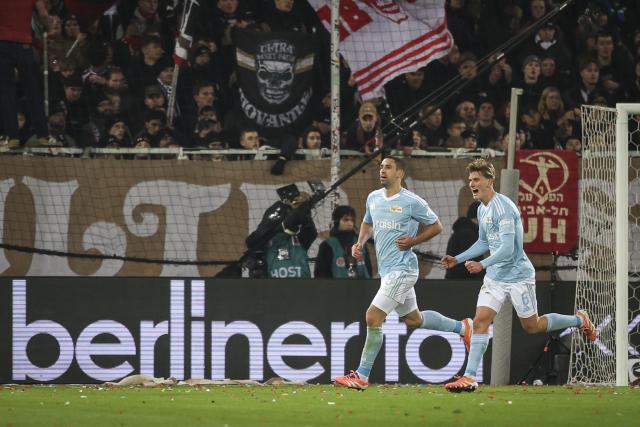 23 November 2025, Hamburg: FC Union Berlin's Rani Khedira (L) celebrates scoring his side's first goal during the German Bundesliga soccer match between FC St. Pauli and 1. FC Union Berlin at Millerntor Stadium. Photo: Christian Charisius/dpa - WICHTIGER HINWEIS: Gemäß den Vorgaben der DFL Deutsche Fußball Liga bzw. des DFB Deutscher Fußball-Bund ist es untersagt, in dem Stadion und/oder vom Spiel angefertigte Fotoaufnahmen in Form von Sequenzbildern und/oder videoähnlichen Fotostrecken zu verwerten bzw. verwerten zu lassen.
