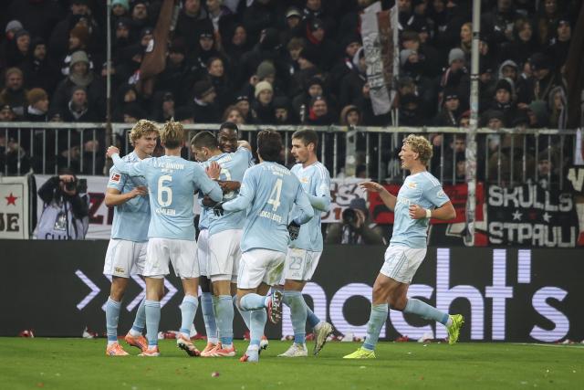 23 November 2025, Hamburg: FC Union Berlin's Rani Khedira (3rd L) celebrates scoring his side's first goal with teammates during the German Bundesliga soccer match between FC St. Pauli and 1. FC Union Berlin at Millerntor Stadium. Photo: Christian Charisius/dpa - WICHTIGER HINWEIS: Gemäß den Vorgaben der DFL Deutsche Fußball Liga bzw. des DFB Deutscher Fußball-Bund ist es untersagt, in dem Stadion und/oder vom Spiel angefertigte Fotoaufnahmen in Form von Sequenzbildern und/oder videoähnlichen Fotostrecken zu verwerten bzw. verwerten zu lassen.