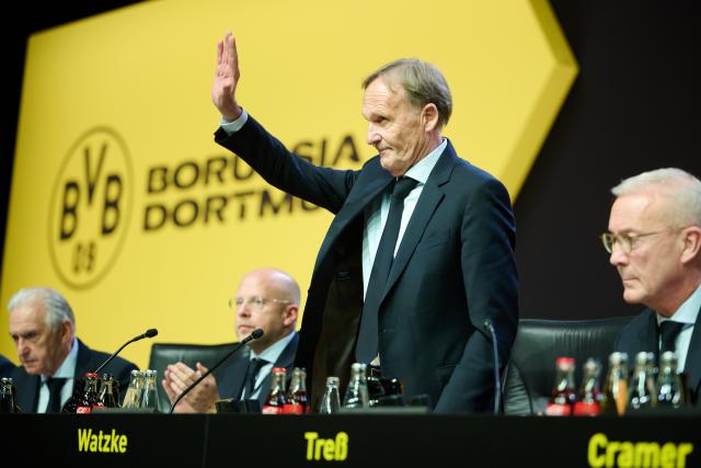23 November 2025, North Rhine-Westphalia, Dortmund: Hans-Joachim Watzke waves after his election as Borussia Dortmund president during the Borussia Dortmund general meeting at the Westfalenhallen. Photo: Bernd Thissen/dpa