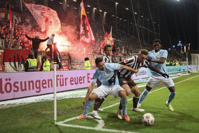 23 November 2025, Hamburg: Union Berlin's Rani Khedira (L) and Derrick Koehn (R) battle for the ball with St. Pauli's Hauke Wahl (2nd R) and Joel Chima Fujita during the German Bundesliga soccer match between FC St. Pauli and 1. FC Union Berlin at Millerntor Stadium. Photo: Christian Charisius/dpa - WICHTIGER HINWEIS: Gemäß den Vorgaben der DFL Deutsche Fußball Liga bzw. des DFB Deutscher Fußball-Bund ist es untersagt, in dem Stadion und/oder vom Spiel angefertigte Fotoaufnahmen in Form von Sequenzbildern und/oder videoähnlichen Fotostrecken zu verwerten bzw. verwerten zu lassen.