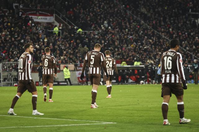 23 November 2025, Hamburg: St. Pauli players walk across the pitch after the final whistle of the German Bundesliga soccer match between FC St. Pauli and 1. FC Union Berlin at Millerntor Stadium. Photo: Christian Charisius/dpa - WICHTIGER HINWEIS: Gemäß den Vorgaben der DFL Deutsche Fußball Liga bzw. des DFB Deutscher Fußball-Bund ist es untersagt, in dem Stadion und/oder vom Spiel angefertigte Fotoaufnahmen in Form von Sequenzbildern und/oder videoähnlichen Fotostrecken zu verwerten bzw. verwerten zu lassen.