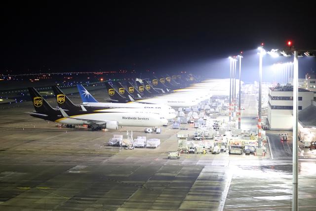 23 November 2025, North Rhine-Westphalia, Cologne: Aircraft park on the apron at Cologne/Bonn Airport. Cologne/Bonn Airport had to suspend flight operations for 45 minutes this afternoon due to black ice. Photo: Sascha Thelen/dpa