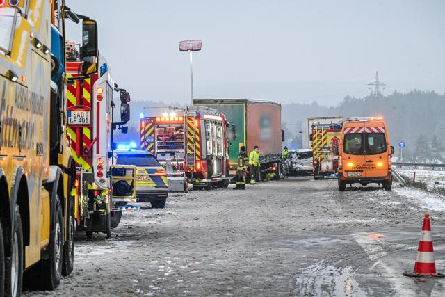 24 November 2025, Bavaria, Maxhütte-Haidhof: Rescue workers are on duty after an accident on highway 93. At least three people died in the collision. Photo: Jason Tschepljakow/dpa - ATTENTION: individual(s) has/have been pixelated for legal reasons