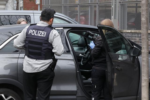 24 November 2025, North Rhine-Westphalia, Kamen: Police officers search a car parked in front of a police station. A 30-year-old man shot himself this morning at the Kamen police station in the eastern Ruhr region. The man died, a police spokesman confirmed. There were no other casualties. There was initially no further information on the background. Photo: David Young/dpa