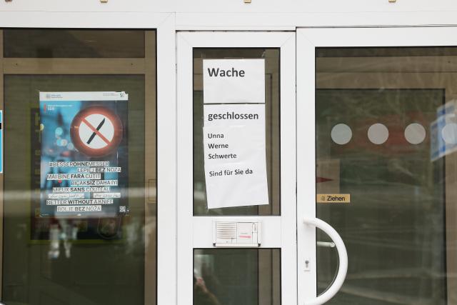 24 November 2025, North Rhine-Westphalia, Kamen: The main entrance to the temporarily closed police station. A 30-year-old man shot himself this morning at the Kamen police station in the eastern Ruhr region. The man died, a police spokesman confirmed. There were no other casualties. There was initially no further information on the background. Photo: David Young/dpa