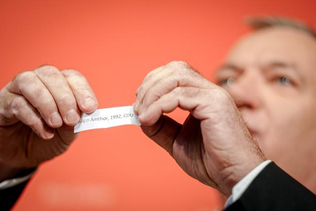 24 November 2025, Berlin: Jan van Aken, party chairman of the Left Party, draws the name Philipp Amthor, Parliamentary State Secretary to the Federal Minister for Digital and State Modernization, from a lottery drum with names of members of the Bundestag during the press conference of the Left Party in the Karl Liebknecht House on the subject of compulsory military service for a symbolic drawing of conscripts. Photo: Kay Nietfeld/dpa