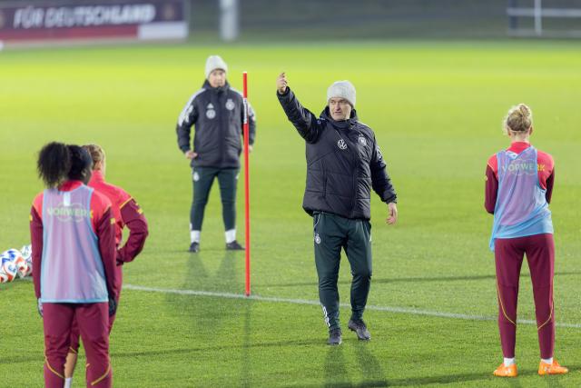 24 November 2025, Hesse, Frankfurt/M.: Germany coach Christian Wueck leads a training session, ahead of the UEFA Women's Nations League final matches against Spain. Photo: Jürgen Kessler/dpa